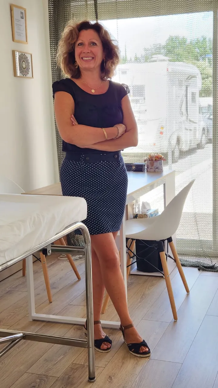 Marjorie MARTI à Villeneuve la Rivière dans son cabinet